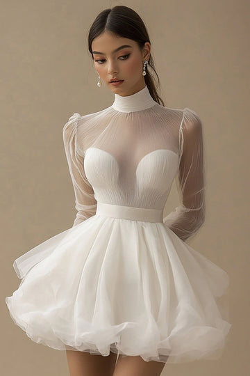 Robe bouffante blanche à col illusion en tulle à manches longues